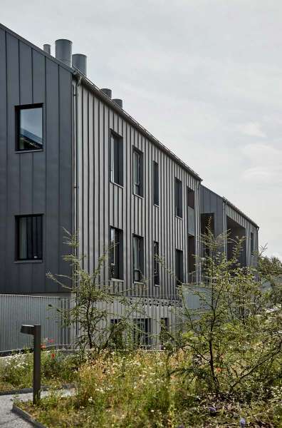 Ein mit Stahl verkleidetes und geschütztes Demenzpflegeheim, DemensCentrum Aarhus – Skovvang, Skovvangsvej 97–99, 8200 Aarhus, Dänemark